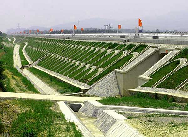 高鐵鐵路植草護坡工程圖片
